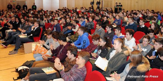 Istruzione: fissati i parametri per le borse di studio alle scuole superiori (© Petrussi) Istruzione: fissati i parametri per le borse di studio alle scuole superiori (© Petrussi)