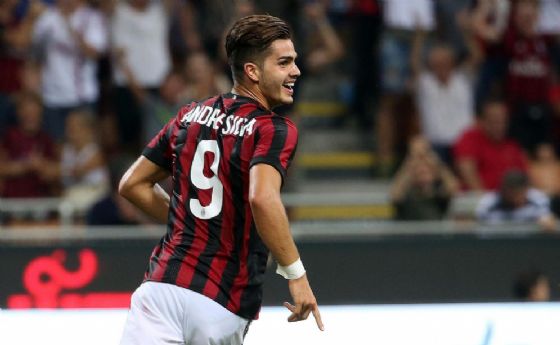 Il centravanti portoghese Andrè Silva bomber di coppa del Milan