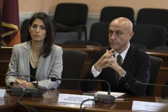 La sindaca Raggi e il ministro dell'Interno Marco Minniti durante il comitato per l'ordine pubblico e la sicurezza su Ostia tenuto lo scorso novembre