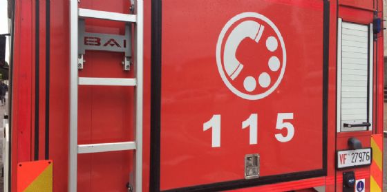 Casa in fiamme, anziani intossicati tratti in salvo da una passante