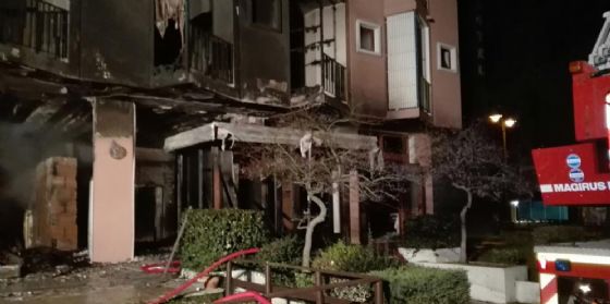Grado, l'Hotel Plaza di Pineta distrutto dalle fiamme