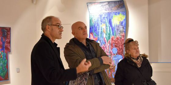 L'artista Walter Bortolossi in Galleria Bertoia in mostra a disposizione dei visitatori (© Foto Angelo Simonella) L'artista Walter Bortolossi in Galleria Bertoia in mostra a disposizione dei visitatori (© Foto Angelo Simonella)