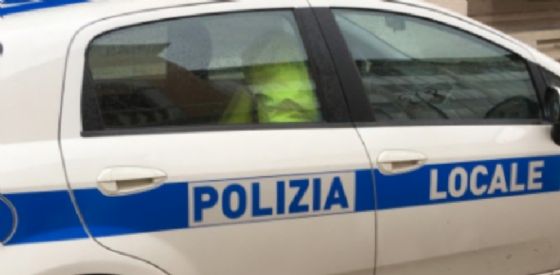 Auto della polizia locale (© Diario di Biella) Auto della polizia locale (© Diario di Biella)