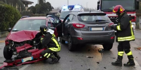 Scontro tra due auto ad Azzano Decimo: ferito uno dei conducenti (© Vigili del Fuoco) Scontro tra due auto ad Azzano Decimo: ferito uno dei conducenti (© Vigili del Fuoco)