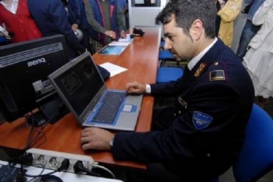 Agenti della Polizia postale (© Diario di Biella) Agenti della Polizia postale (© Diario di Biella)