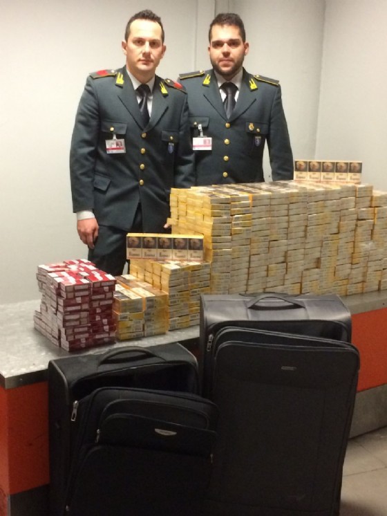 Le sigarette sequestrate al passeggero