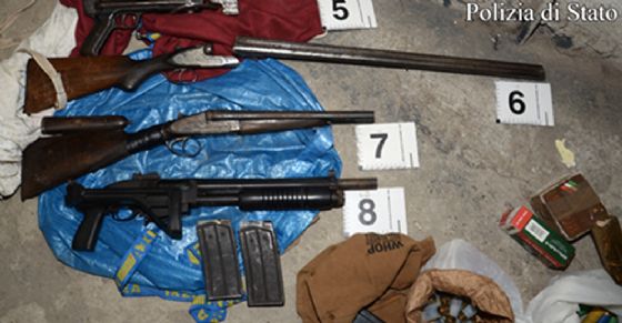 Parte dell'arsenale sequestrato (© Polizia di Stato) Parte dell'arsenale sequestrato (© Polizia di Stato)