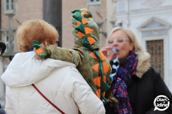 Martedì Grasso: piazza San Giacomo 'invasa' dalle mascherine
