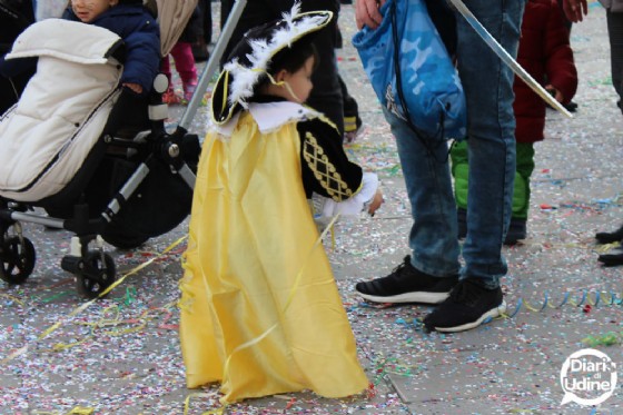 Martedì Grasso: piazza San Giacomo 'invasa' dalle mascherine