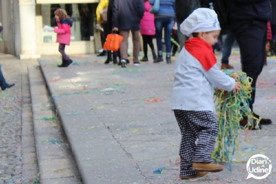 Martedì Grasso: piazza San Giacomo 'invasa' dalle mascherine