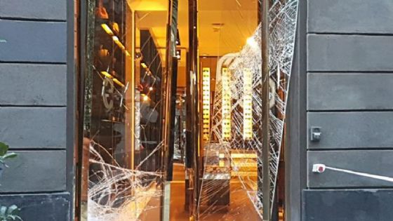 Via XXV aprile, ladri all'assalto di Gucci: rubate decine di borse fotogallery