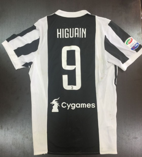 La maglietta donata dall'attacante della Juve