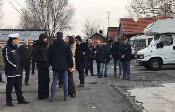 Il sopralluogo al campo nomadi