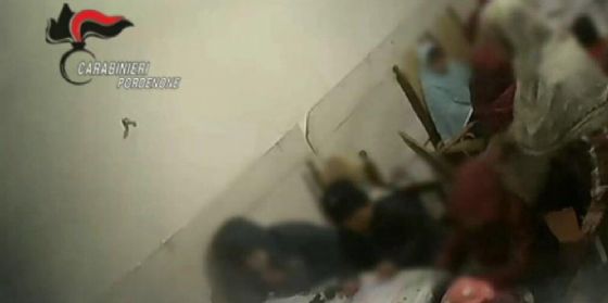 Maltrattava i bambini cui impartiva lezioni di arabo e Corano, denunciata (© Carabinieri di Pordenone) Maltrattava i bambini cui impartiva lezioni di arabo e Corano, denunciata (© Carabinieri di Pordenone)