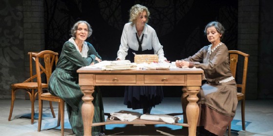 Milena Vukotic in "Sorelle Materassi": dramma familiare a tinte ironiche e dall’intrinseca assurdità (© Sorelle Materassi) Milena Vukotic in "Sorelle Materassi": dramma familiare a tinte ironiche e dall’intrinseca assurdità (© Sorelle Materassi)