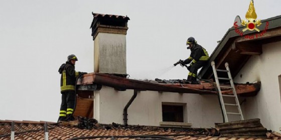 In fiamme il tetto di una casa a Taiedo di Chions: incendio domato