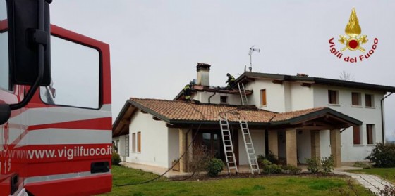 In fiamme il tetto di una casa a Taiedo di Chions: incendio domato