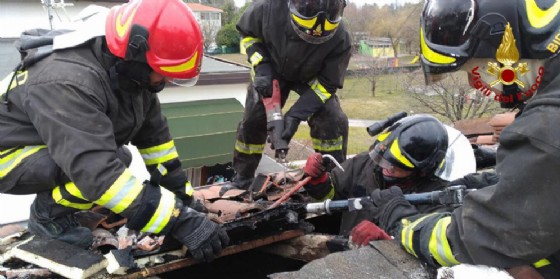 In fiamme il tetto di una casa a Pordenone: incendio domato