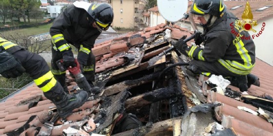 In fiamme il tetto di una casa a Pordenone: incendio domato