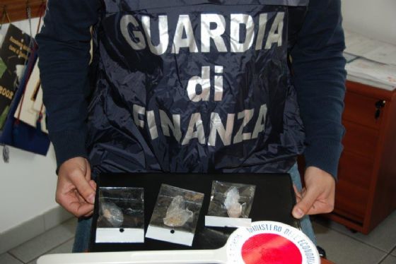 La droga sequestrata dalla Guardia di Finanza (© Diario di Biella) La droga sequestrata dalla Guardia di Finanza (© Diario di Biella)