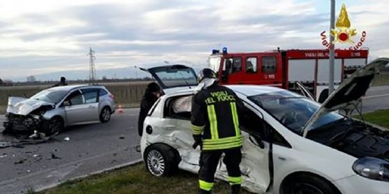 Frontale a San Vito al Tagliamento: una persona è rimasta incastrata nell’abitacolo del suo veicolo (© Vigili del Fuoco) Frontale a San Vito al Tagliamento: una persona è rimasta incastrata nell’abitacolo del suo veicolo (© Vigili del Fuoco)