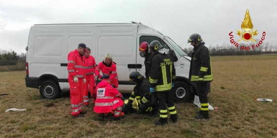 Incidente sulla SP7 ad Aviano: furgone si ribalta, un ferito