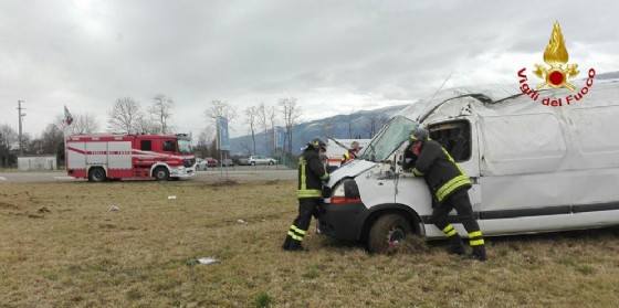 Incidente sulla SP7 ad Aviano: furgone si ribalta, un ferito