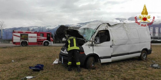 Incidente sulla SP7 ad Aviano: furgone si ribalta, un ferito