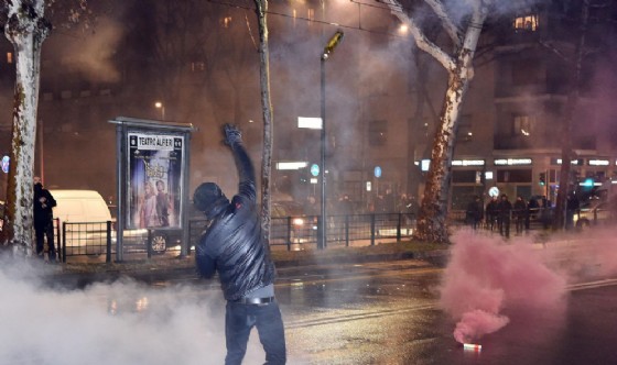 Un momento degli scontri a Torino