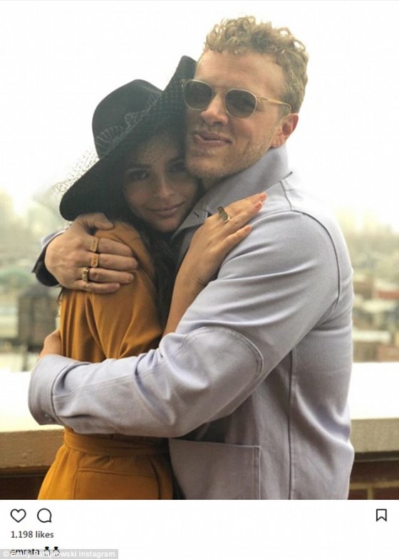 Emily Ratajkowski con il marito Sebastian Bear-McClard