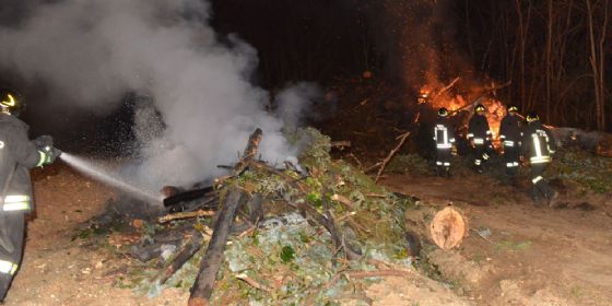 Prende fuoco una catasta di legna: intervento dei Vigili del Fuoco