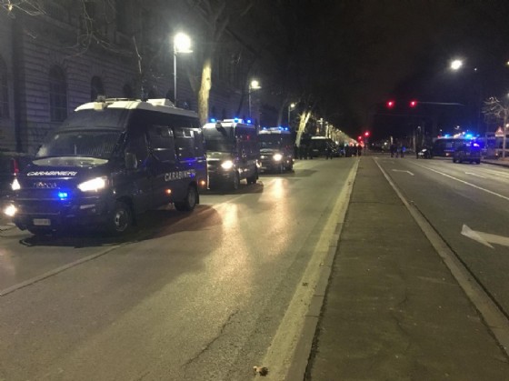 Schieramento di forze dell'ordine in corso Massimo D'Azeglio