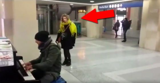 Mauro e la ragazza con la sciarpa gialla