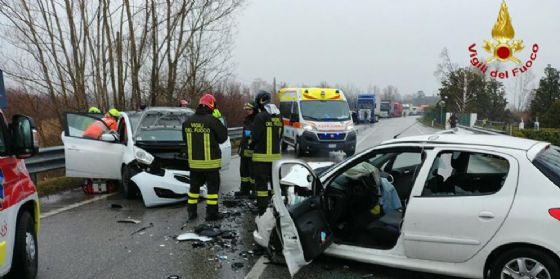 San Vito al Tagliamento, scontro frontale tra autovetture: 5 persone coinvolte