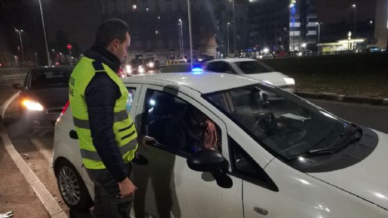 Controlli della polizia municipale nella notte (© Diario di Torino) Controlli della polizia municipale nella notte (© Diario di Torino)