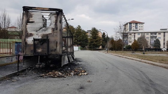 La carcassa del tir bruciata in mezzo alla strada