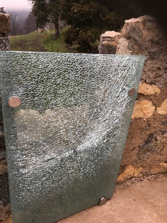 Vandalizzata la Torre Mozza di Rocca Borromea