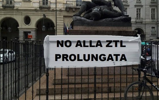 Striscione di protesta sotto Palazzo Civico