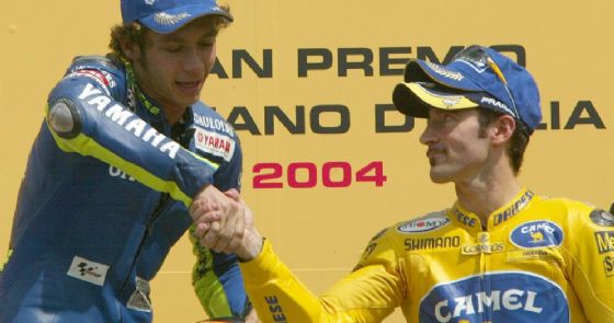 Valentino Rossi e Max Biaggi si stringono la mano sul podio