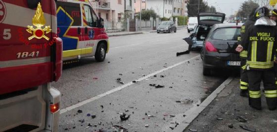 Pordenone, tampona due auto e si dà alla fuga
