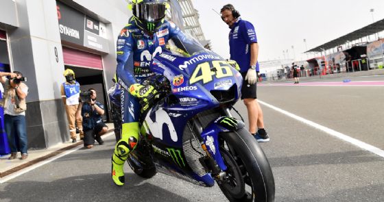 Valentino Rossi esce dai box con la Yamaha nelle prove libere in Qatar