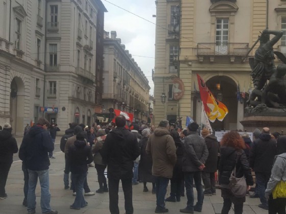 La protesta sotto il Comune