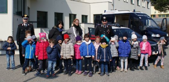 I bambini dell' "Istituto Ambrosetti" di Sordevolo nella caserma dei carabinieri (© Diario di Biella) I bambini dell' "Istituto Ambrosetti" di Sordevolo nella caserma dei carabinieri (© Diario di Biella)