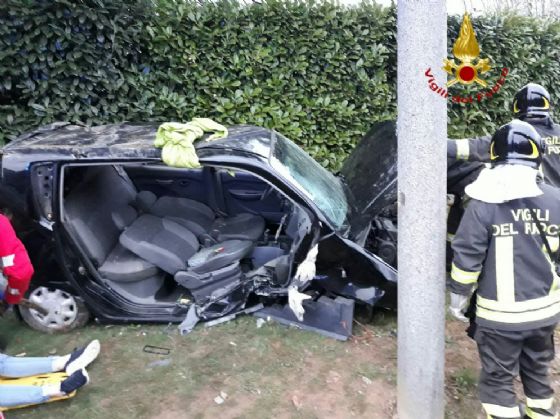 Borghetto, incendio minaccia una baracca: intervento dei pompieri Borghetto, incendio minaccia una baracca: intervento dei pompieri