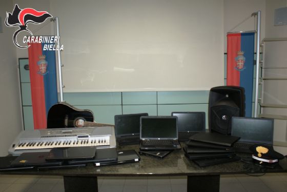 Alcuni dei computer portatili sequestrati dai carabinieri ai due malviventi (© Diario di Biella) Alcuni dei computer portatili sequestrati dai carabinieri ai due malviventi (© Diario di Biella)
