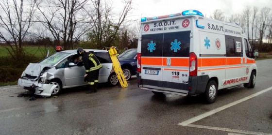 Cargnacco, scontro tra tre auto: due tamponano e una si cappotta nel fosso