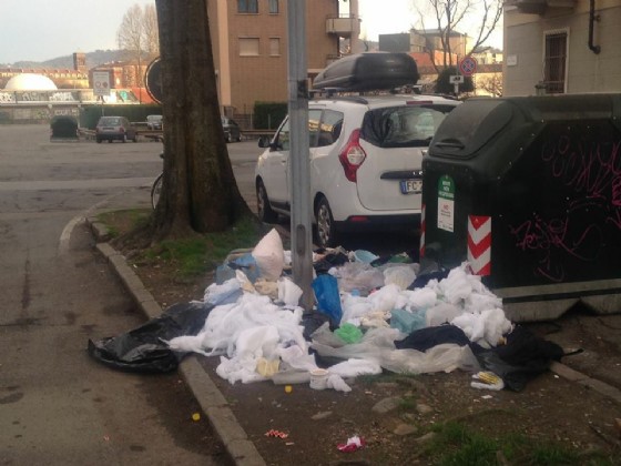 Sporcizia abbandonata in strada