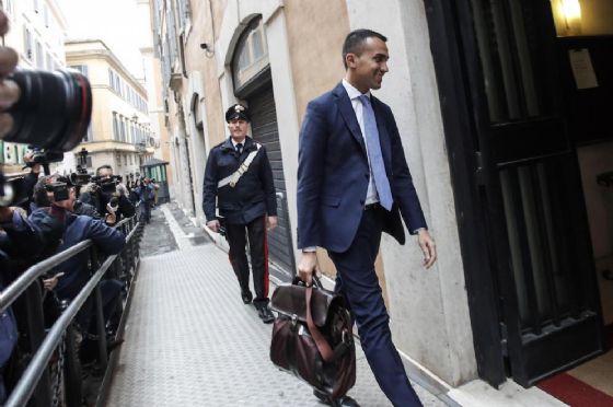 Di Maio apre a Lega o Pd, ma mai con FI