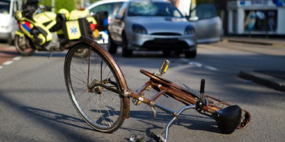 Scontro auto-bici: ciclista finisce all'ospedale