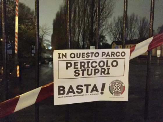 Il volantino affisso sul cancello